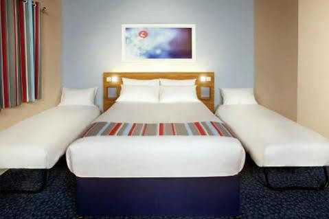 Travelodge เชลเทนแฮม ภายนอก รูปภาพ